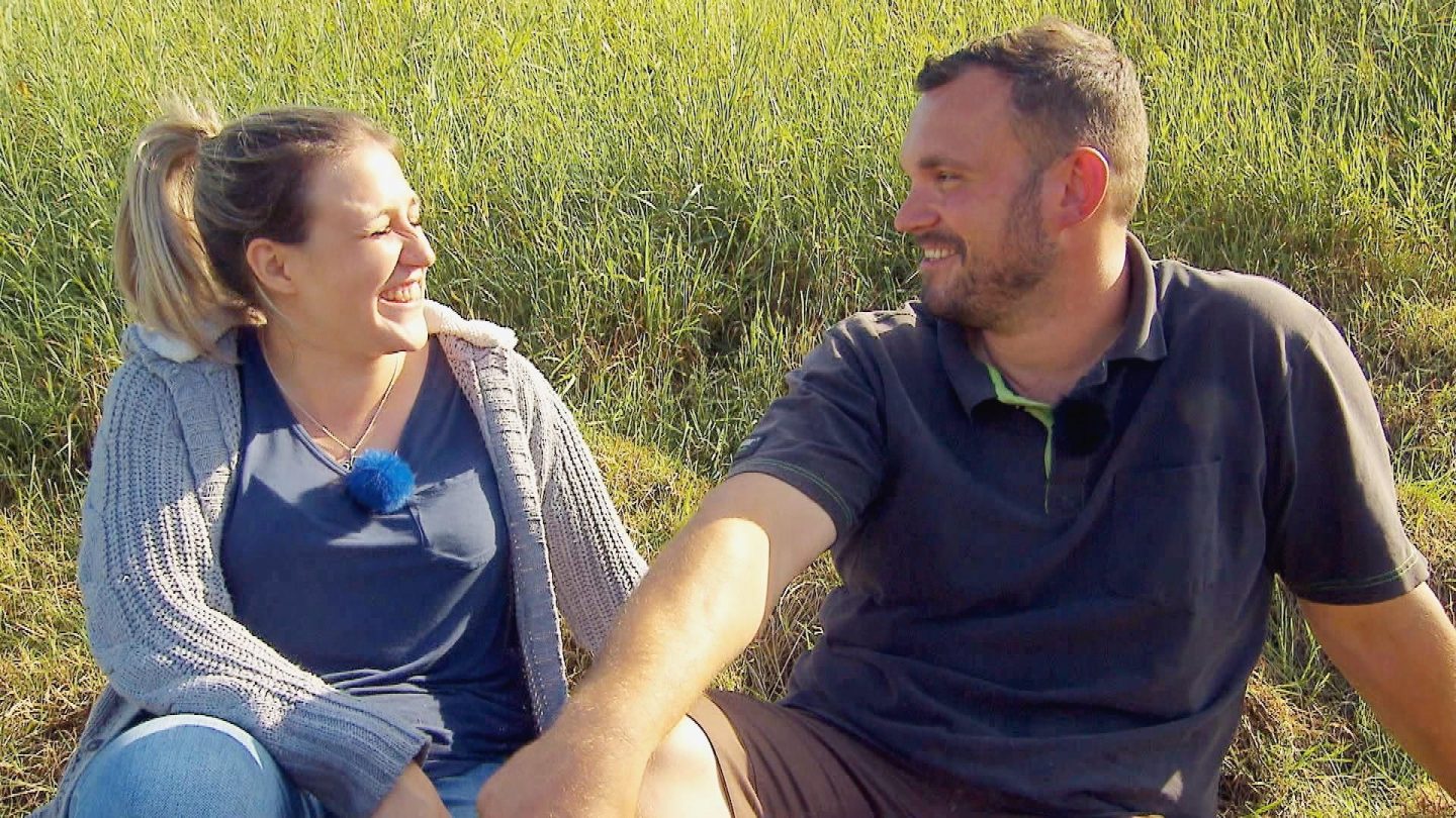 Bernd und Janina: Start mit Hindernissen
Schweinehalter Bernd (44) und Floristin Janina (38) kämpfen mit Kommunikationsproblemen. Während Bernd sich mehr Offenheit wünscht, fühlt sich Janina unsicher. Ein klärendes Gespräch sorgt jedoch für einen Neuanfang: „Ich will dich besser kennenlernen und hoffe, dass wir die Zeit hier genießen können,“ sagt Bernd. Ob es für mehr reicht, bleibt offen.