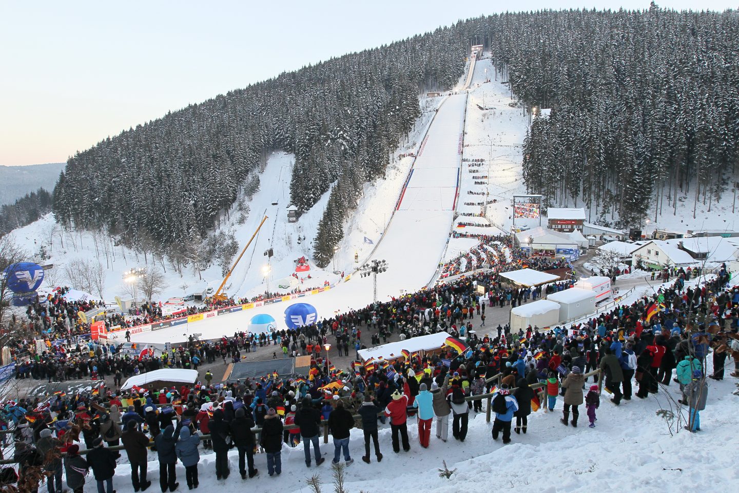 Blick auf die Hochfirstschanze in Titisee-Neustadt: Fans feuern die Skisprung-Elite lautstark an.