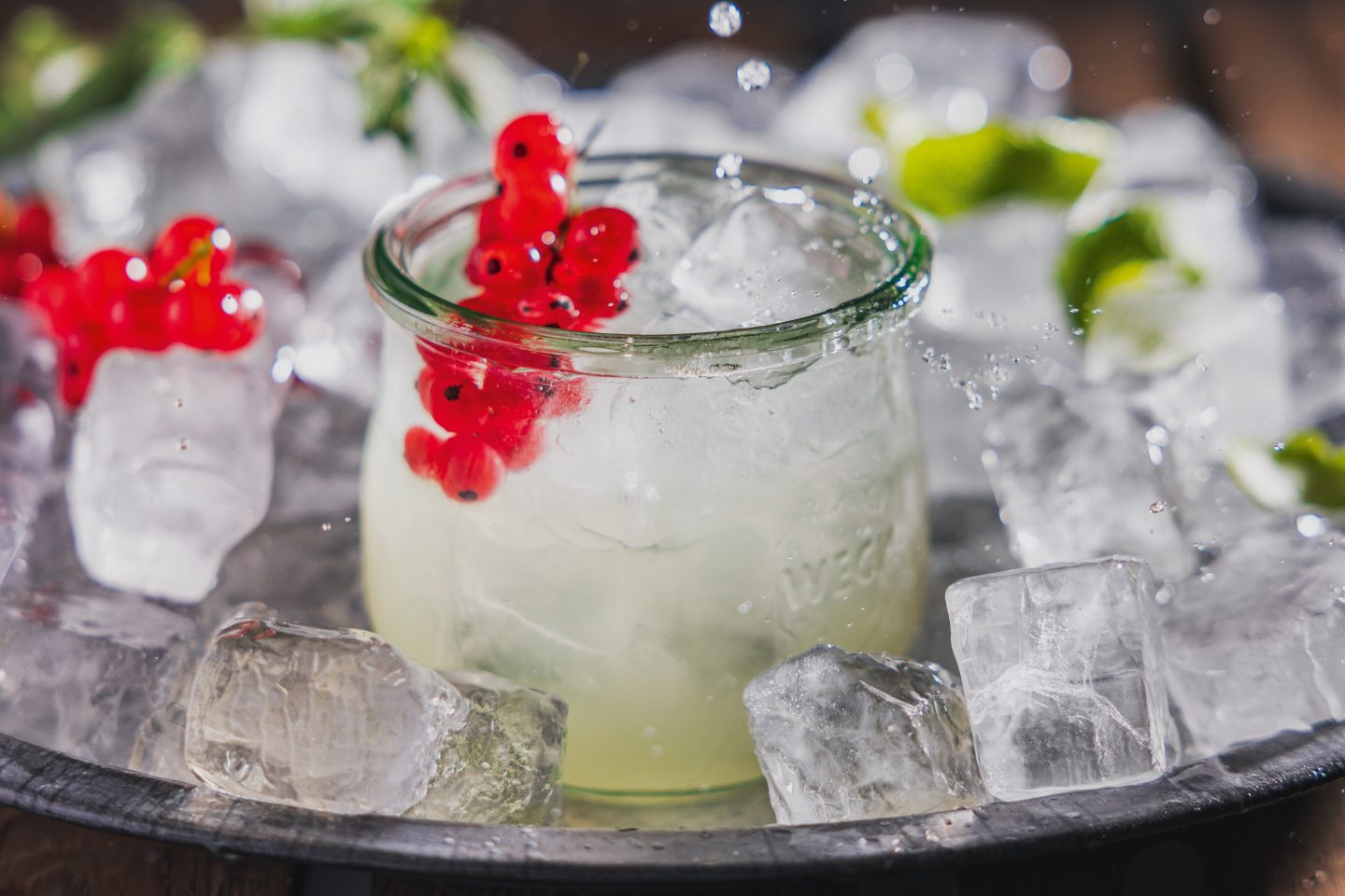 Der Clear Milk Cocktail von Naturpark-Wirt Johannes Dünnebacke vom Hotel Schlehdorn in Feldberg-Altglashütten ist etwas ganz besonderes. Zu finden ist das Rezept hierfür im Buch "Schwarzwald Milch - Das Kochbuch" des Tietge Verlags und von Schwarzwaldmilch.
