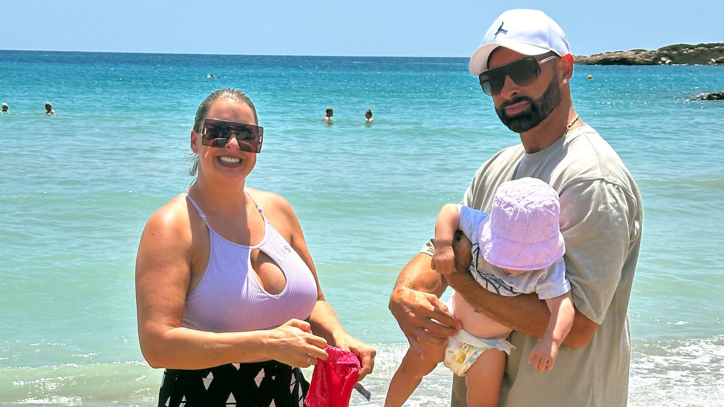 Familie Weiß gönnt sich ein Wochenende am Strand von Zypern.