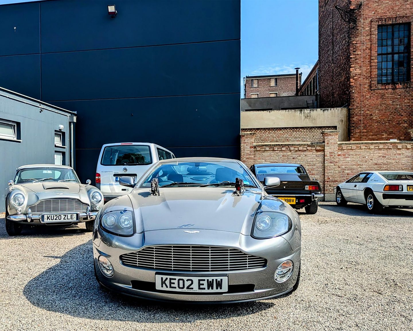 Bonds Aston Martin V12 Vanquish nach der Entladung in Wien
