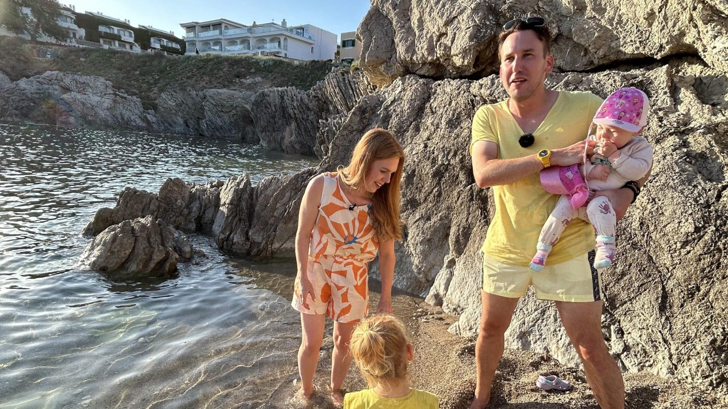 Familie Perkovic an eine Klippe am Meer