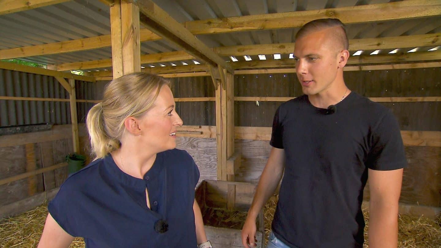 Beim Ausmisten im Stall hat Martin das sagen. Weihnachtsbaumerzeugerin Saskia kennt sich damit nicht aus.