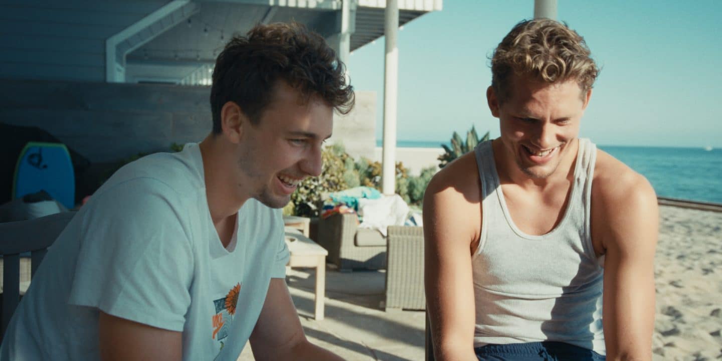 "sportstudio reportage - The Wagner Brothers: Zwei Brüder, ein Traum": Franz und Moritz Wagner sitzen unter einer Veranda am Strand und lächeln.
