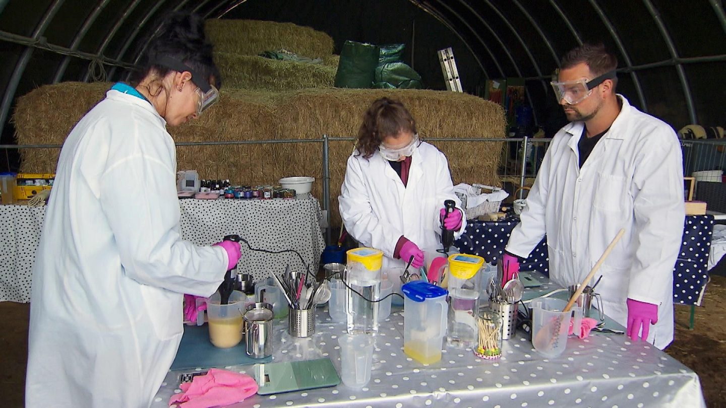 Kamelfarmer Marvin zeigt Eva (Mi.) und Sabrina wie Kamelseife hergestellt wird.