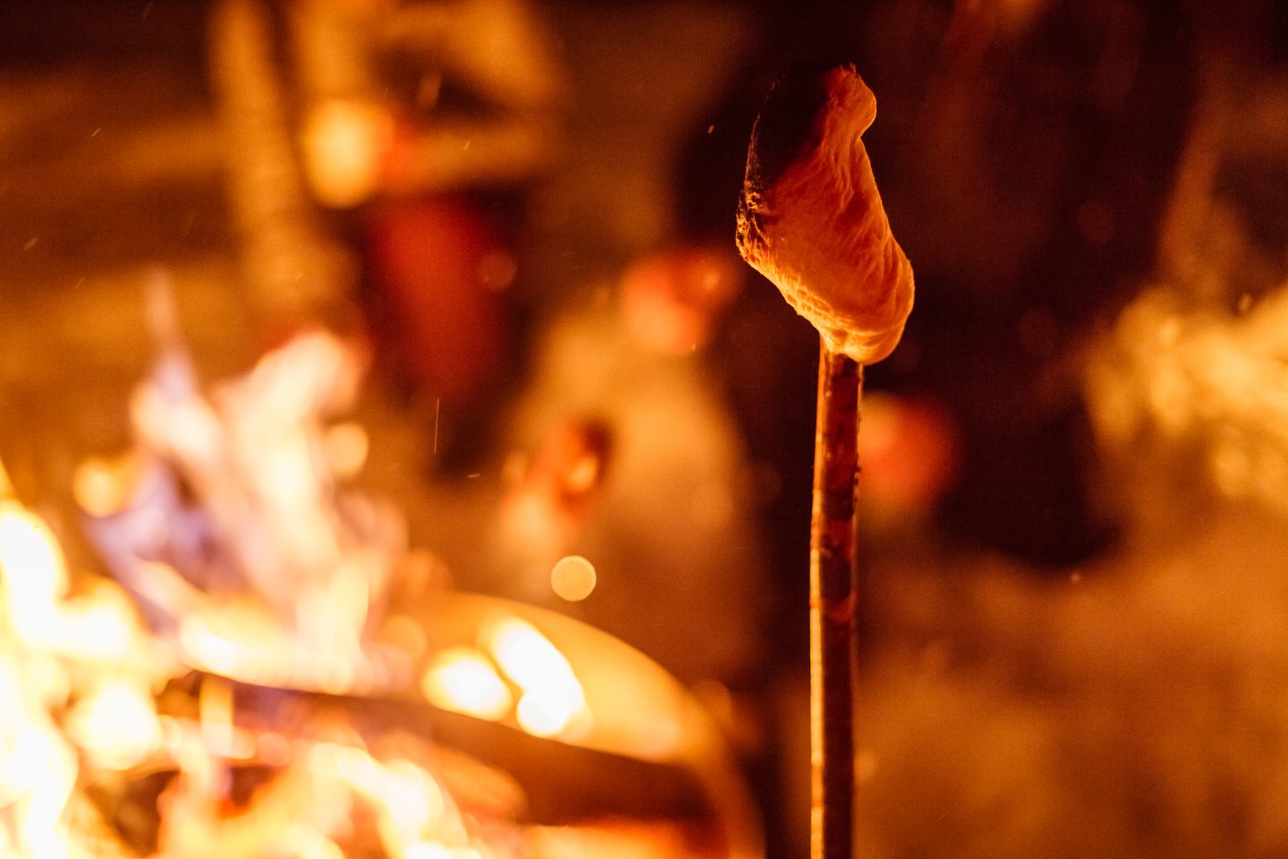 Das Bild zeigt eine gemütliche Szene mit Stockbrot, das über einem offenen Feuer geröstet wird. Der warme Schein der Flammen verleiht der Szenerie eine einladende, heimelige Atmosphäre – perfekt passend zum Konzept von „Lichtblicke im Hochschwarzwald“. Diese traditionelle und familiäre Aktivität unterstreicht die Idee von Entschleunigung und Besinnlichkeit, wie sie bei der Aktion im Fokus steht. Solche Momente machen den Winterabend zu einem unvergesslichen Erlebnis für Groß und Klein.