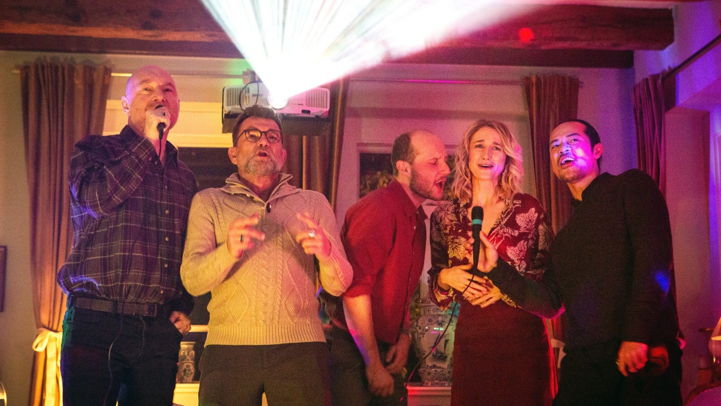 Karaoke am Heiligabend: Der Kapitän Hendrik Wilkens und sein Ehemann feiern zusammen mit einem philippinischen Matrosen und den Kindern ein besinnliches Weihnachtsfest. (vlnr. Rainer Sellien, Matthias Freihof, Robert Höller, Pia Barucki, Jernih Agapito).