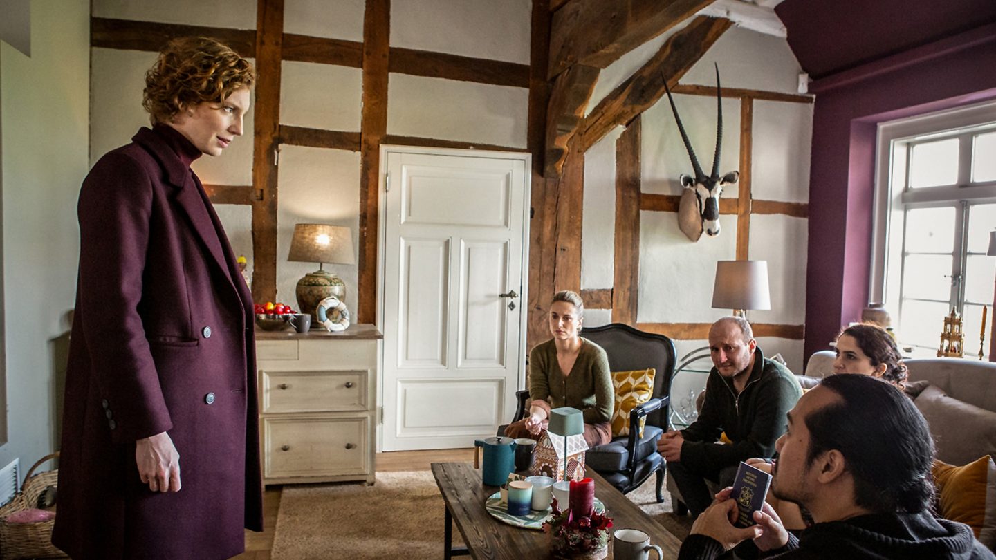 Kommissarin Linda Selb im Gespräch mit der Familie des Opfers und dem Besuch von den Philippinen (vlnr. Luise Wolfram, Pia Barucki, Robert Höller, Jernih Agapito, Rana Farahani).
