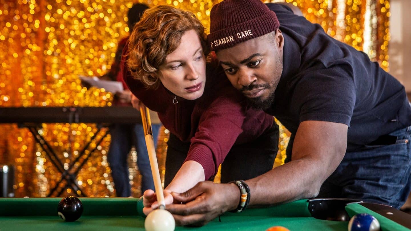 Linda Selb (Luise Wolfram) ist an Weihnachten für Befragungen in der Seemannsmission und spielt Billard mit dem Matrosen Jay (Miquel Francisco Bata).
