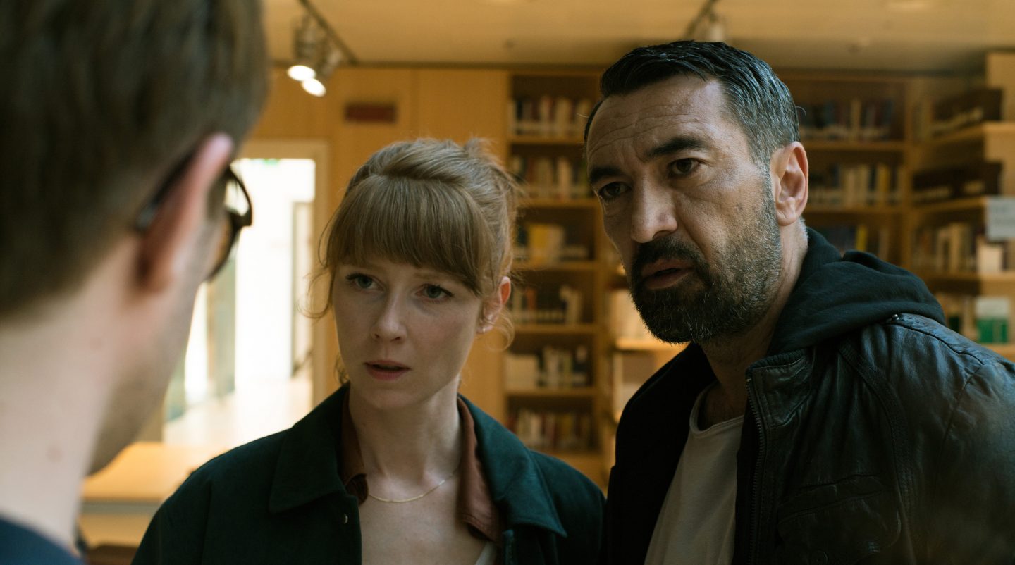 Cuma Ozan (Mehmet Kurtuluş, re.) und Toni Brandner (Sarah Bauerett, Mitte) befragen Paul Reiter (Arne Kertesz, li.).
