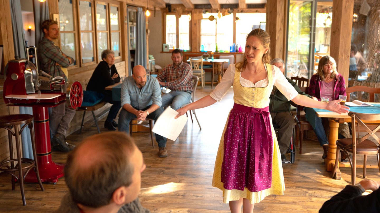 Dirndl statt Kostüm: Ella (Inez Bjørg David, 2. v. re.) versucht die Bewohner in ihrem Heimatdorf zu überzeugen. Florian (Leo Reisinger, hinten li.) und Karsten (Stephan Zinner, hinten Mitte) sind skeptisch.