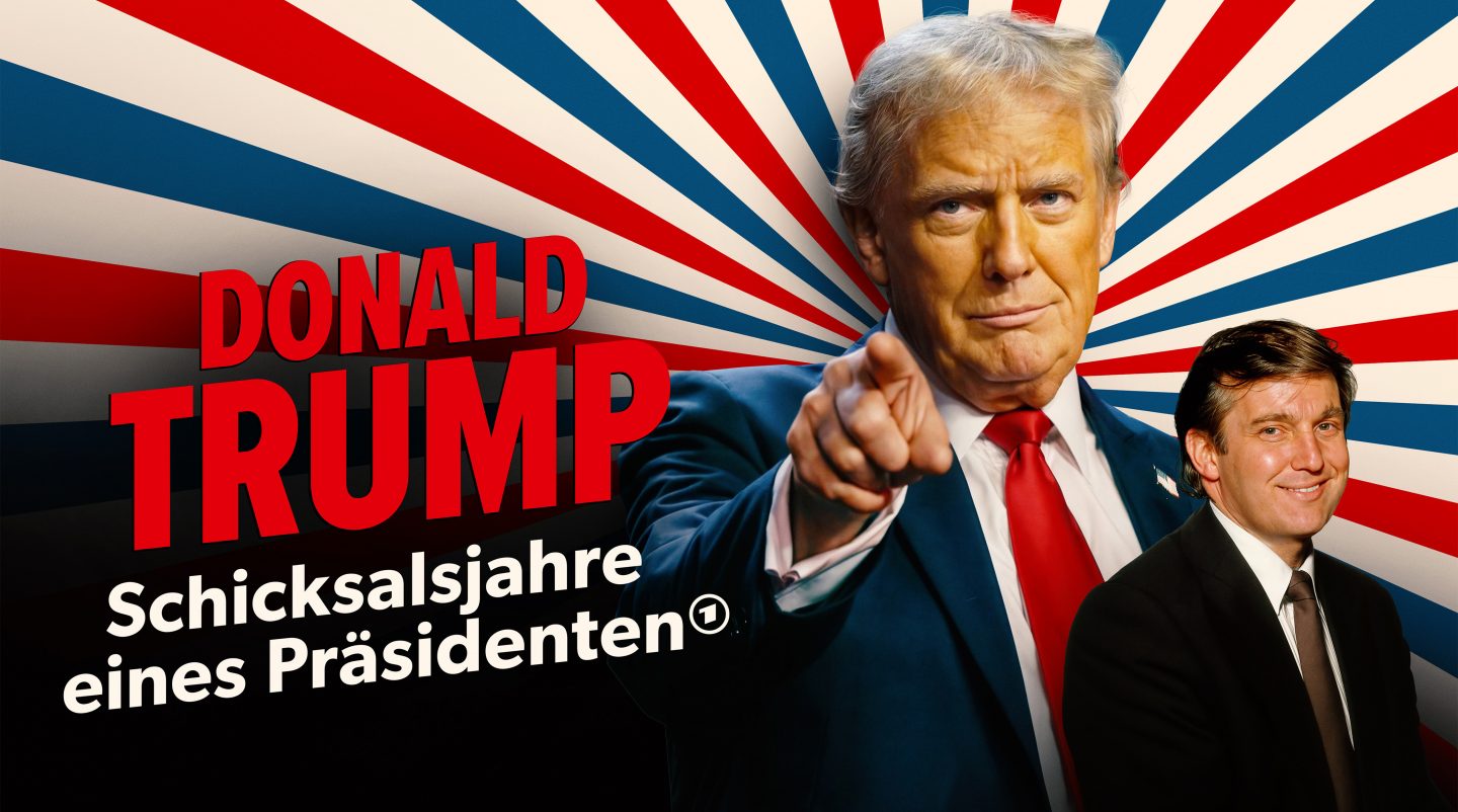 Grafik zur ARD-Dokumentation 'Donald Trump – Schicksalsjahre eines Präsidenten' mit Donald Trump im Fokus, einem jungen Trump im Hintergrund und einem strahlenförmigen rot-weiß-blauen Design.