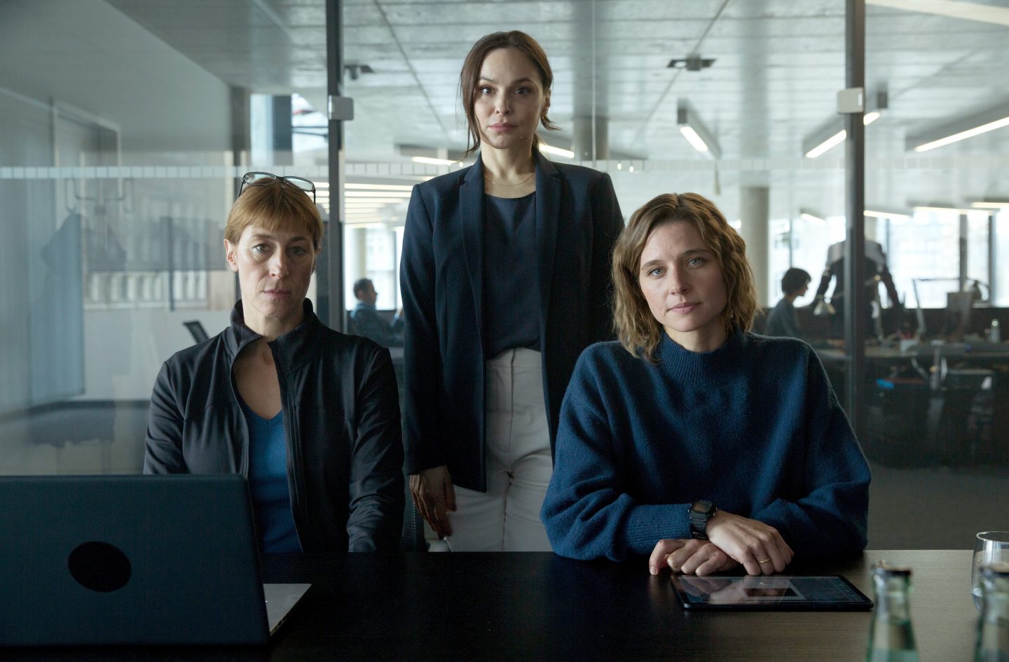 Teamleiterin Hoettger (l., Helene Grass), Staatssekretärin Dr. Karlström (Mitte, Mina Tander) und Personenschützerin Helen Schilling (r., Svenja Jung) sind enttäuscht über den Stand der Ermittlungen.
