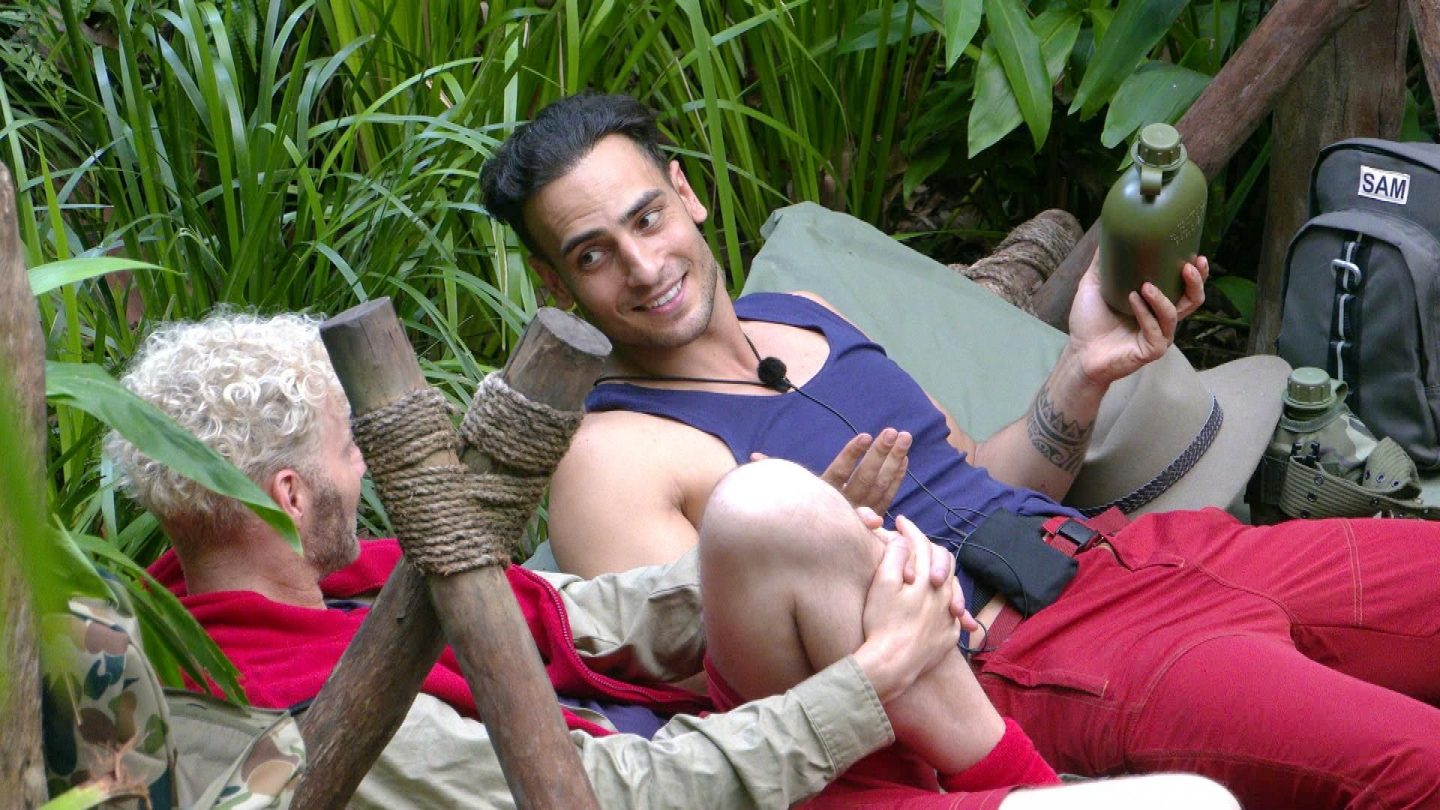 Sam Dylan (l.) nutzt die Gelegenheit und löchert den auskunftsfreudigen Timur Ülker zum Thema Bill Kaulitz.