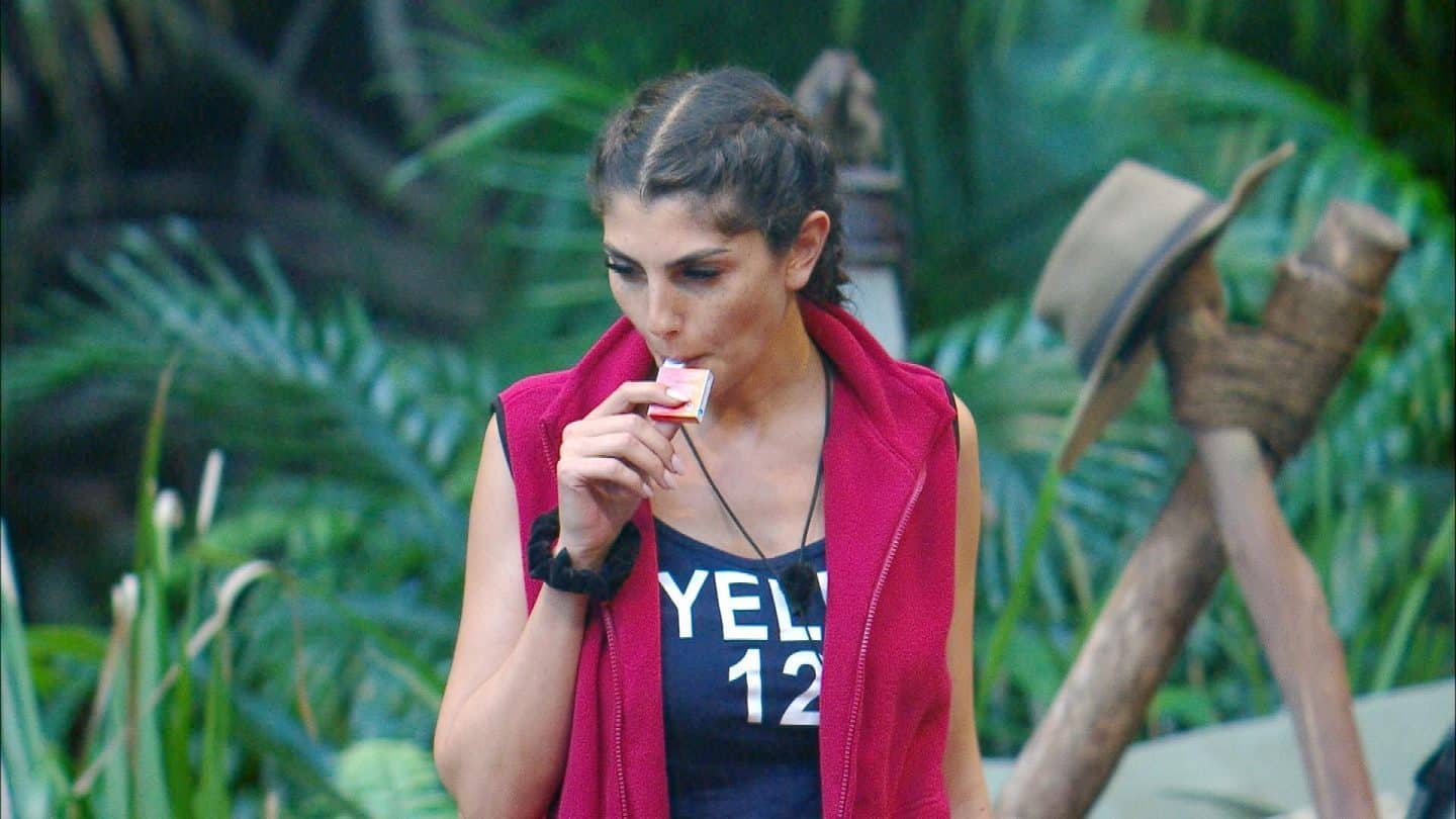 Yeliz Koc zieht an einer Vape, die sie heimlich ins Camp geschmuggelt hat. Die Enthüllung sorgt für Wirbel unter den Stars, da Schmuggelware im Dschungel strikt verboten ist. Die Konsequenzen lassen nicht lange auf sich warten.