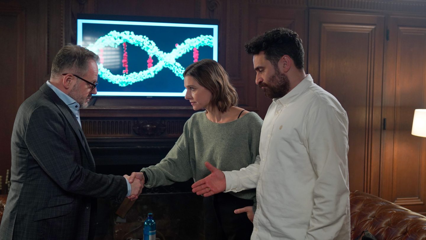 Helen Schilling (Mitte, Svenja Jung) und ihr Mann Cem (r., Ugur Kaya) werden nach erfolgter Beratung zu ihrem Kinderwunsch von Koryphäe Prof. Wöllner (l., Samuel Finzi) verabschiedet.
