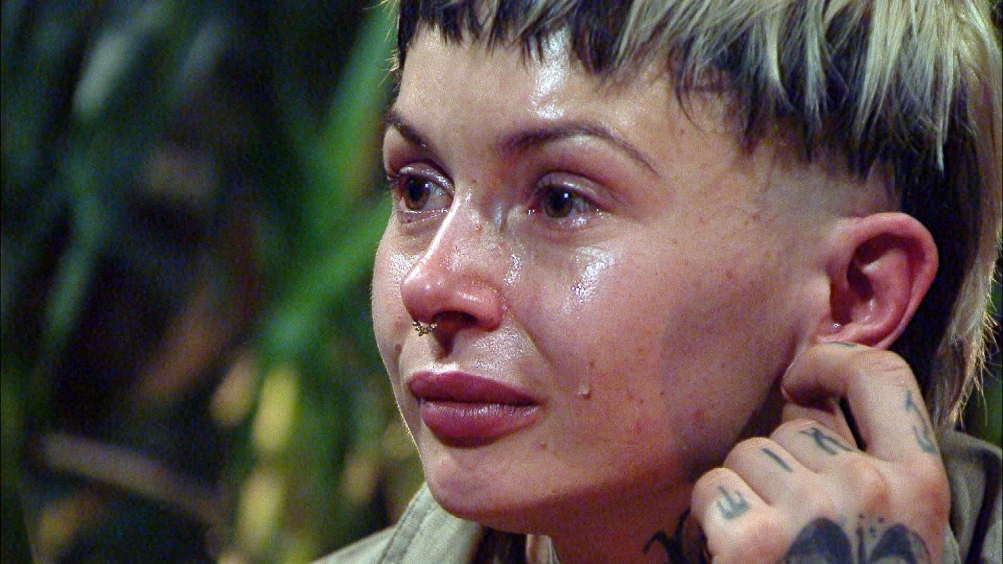 "Dschungelcamp 2025: Edith Stehfest kämpft mit den Tränen, während sie im Gespräch mit Alessia Herren über ihre Gefühle spricht. 'Mein Kopf kann nicht leveln! Ich höre immer alles permanent gleichzeitig', erklärt sie emotional."







