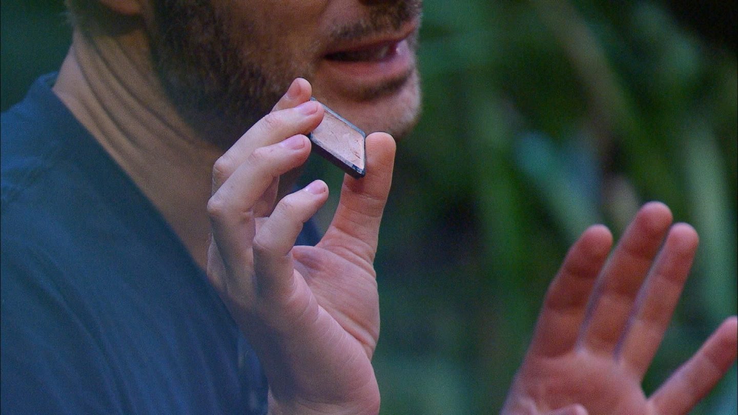 Sam Dylan hält ein abgebrochenes Stück einer Make-up-Palette in der Hand und erklärt den anderen Camp-Bewohnern, dass es sich um ein Missverständnis handelt. Er beteuert, dass er das Stück nicht absichtlich behalten habe, sondern es versehentlich in seinem Rucksack geblieben sei. Die Szene sorgt für Zweifel und Diskussionen im Camp.