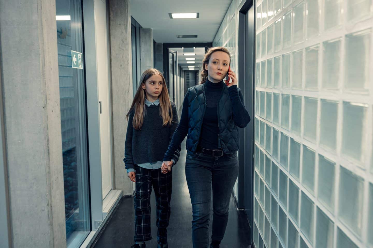 "Die Toten vom Bodensee - Die Medusa": Luisa Hoffmann (Alina Fritsch) hält Liv Hoffmann (Viola Hornsman) an der Hand und läuft mit ihr einen Flur entlang.
