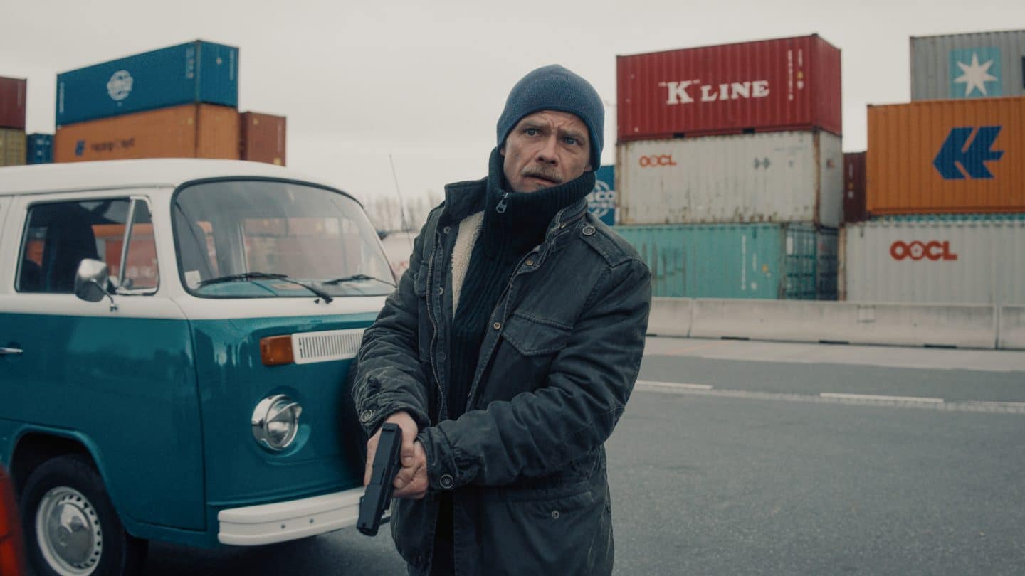 "Die Toten vom Bodensee - Die Medusa": Micha Oberländer (Matthias Koeberlin) steht mit gezogener Waffe vor seinem Auto.

