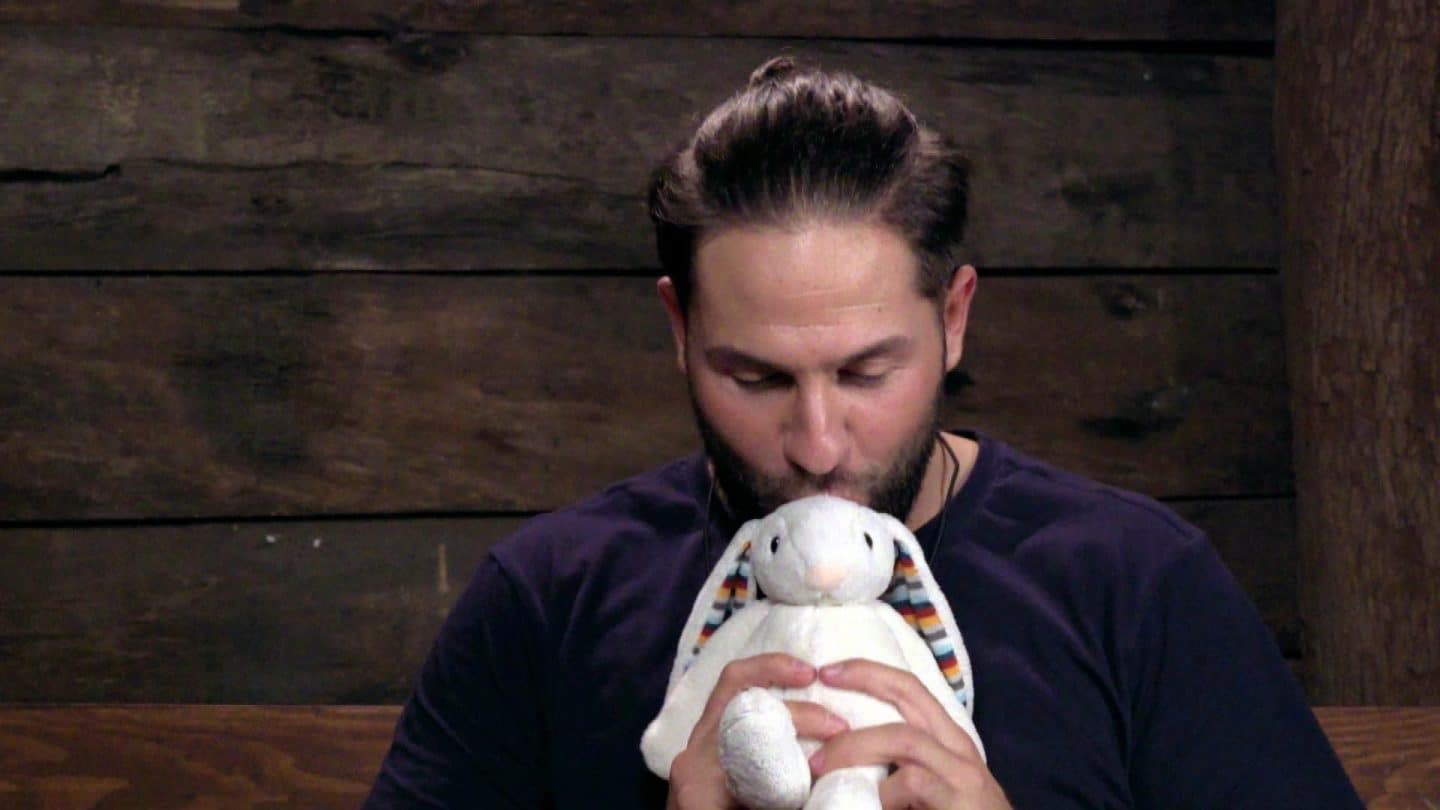 Maurice Dziwak sitzt emotional im Dschungeltelefon und hält seinen Schnuffelhasen fest. Tränen nah, spricht er über seine innere Zerrissenheit und sein schlechtes Gewissen, weil er seinen geliebten Plüschhasen abgeben soll. Der Verlust trifft ihn schwer, da das Kuscheltier eine Verbindung zu seinem Kind darstellt.