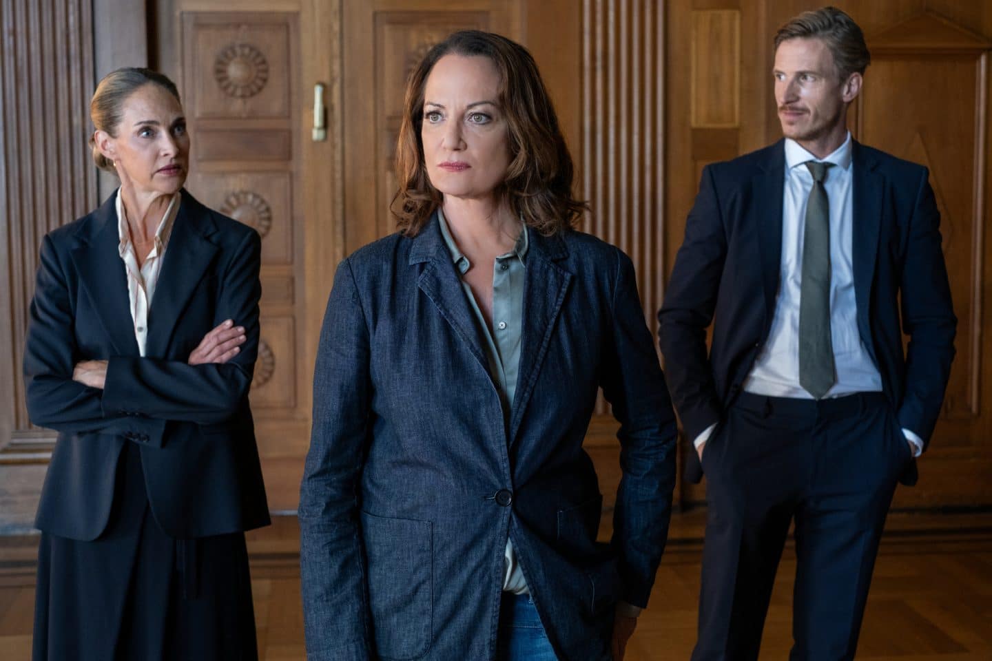 "Unter anderen Umständen – Die einzige Zeugin": Greta Koopmann (Sophie von Kessel), Jana Winter (Natalia Wörner) und Kommissar Jacobsen (Golo Euler) stehen nebeneinander im Gericht.
