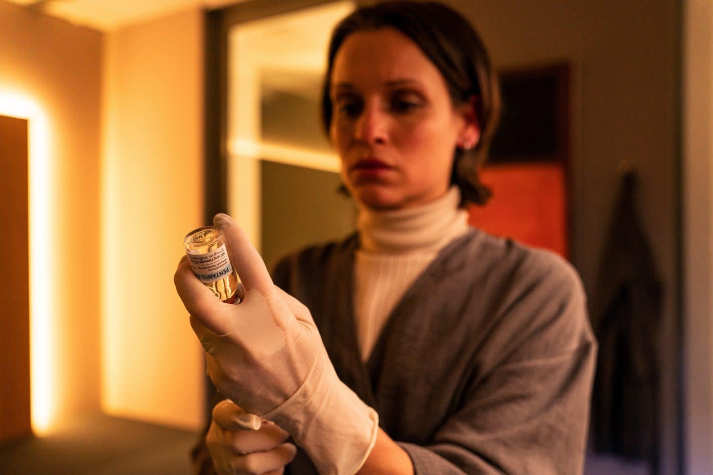 "Die Chefin - Grenzgänger": Sophia May (Kristin Suckow) steht in ihrem Studio zieht eine Spritze auf.