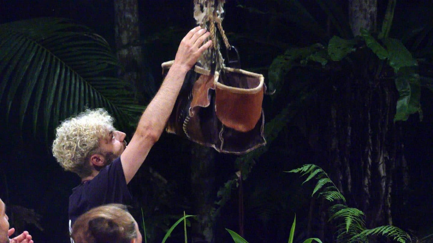 Dschungelcamp 2025: Sam Dylan nimmt unter Jubel und Applaus den herabfallenden Food-Drop entgegen. Die Camper hoffen auf eine nahrhafte Mahlzeit nach der herausfordernden Dschungelprüfung.