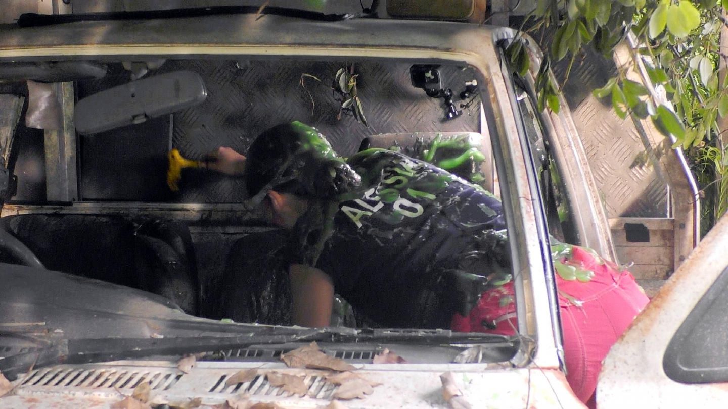 Alessia Herren und Sam müssen zur gemeinsamen Dschungelprüfung "KFZ-Würgstatt" antreten. Alessia bekommt die Aufgabe Werkzeuge zu finden, die auf dem Werkstatt-Gelände zwischen Schleim, Fleischabfällen oder Öl versteckt sind.