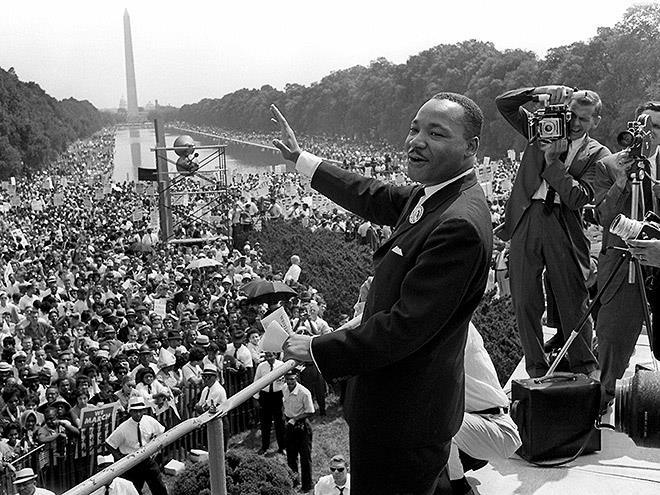 Martin Luther King Jr. hält seine berühmte Rede während des "March on Washington" im Jahr 1963, umgeben von einer riesigen Menschenmenge vor dem Lincoln Memorial in Washington, D.C.