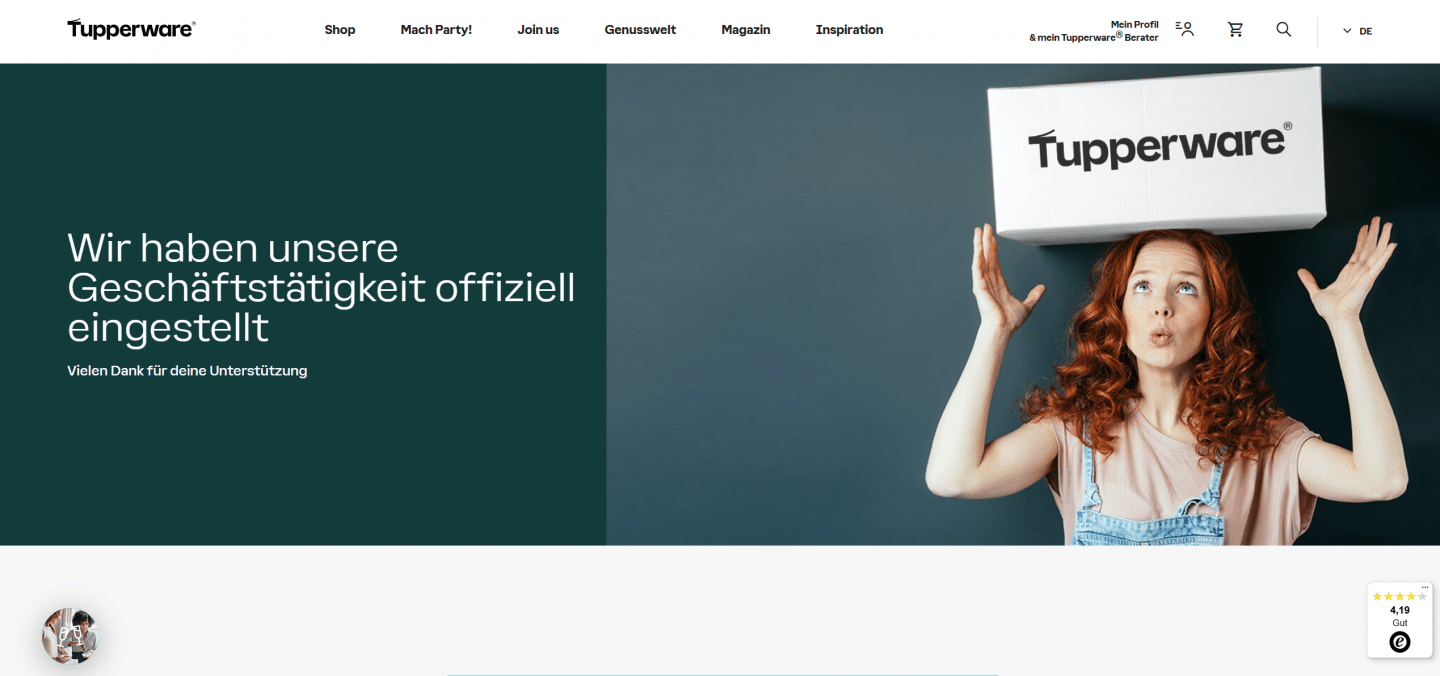 Eine Frau mit roten lockigen Haaren trägt einen großen weißen Karton mit dem Tupperware-Logo auf ihrem Kopf. Neben ihr steht der Text: "Wir haben unsere Geschäftstätigkeit offiziell eingestellt. Vielen Dank für deine Unterstützung." Der Hintergrund ist dunkelgrün, und die Szene vermittelt einen Abschiedston.