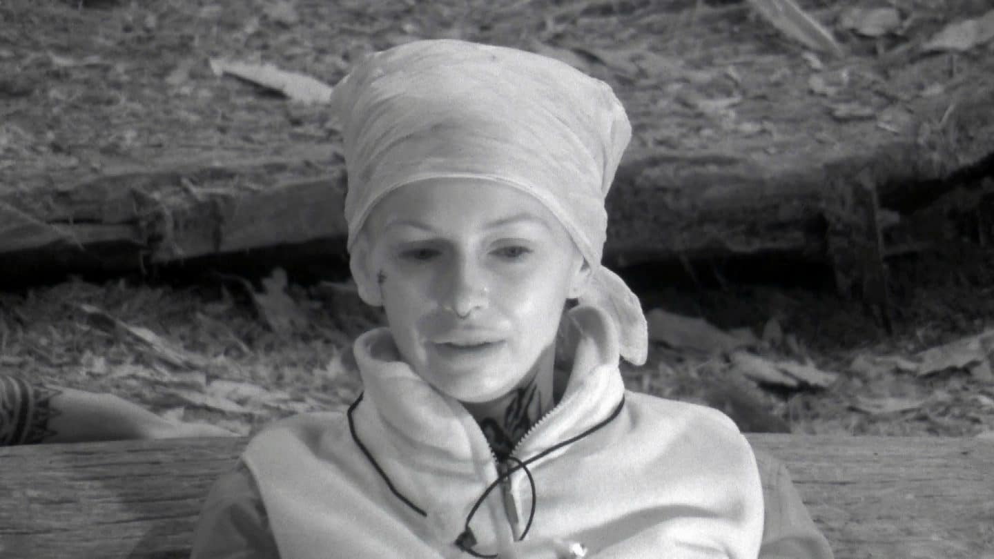 Während ihrer Nachtwache mit Timur kommt Edith Edith Stehfest noch einmal auf die Auseinandersetzung mit Anna-Carina zu sprechen. Doch solche Situationen bringen sie nicht mehr aus der Ruhe. "Ich bin stolz darauf, auch mal nicht-korrekte Dinge sagen zu können", erklärt sie.
