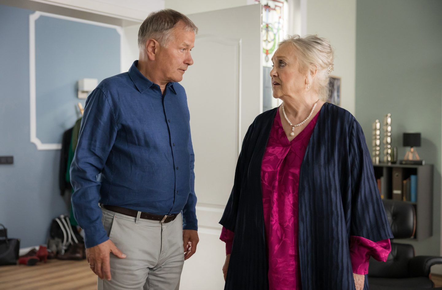 Hildegard Marquardt (Doris Kunstmann) hatte Streit mit ihrer Tochter Sarah. Nun sucht sie Rat bei Dr. Roland Heilmann (Thomas Rühmann).