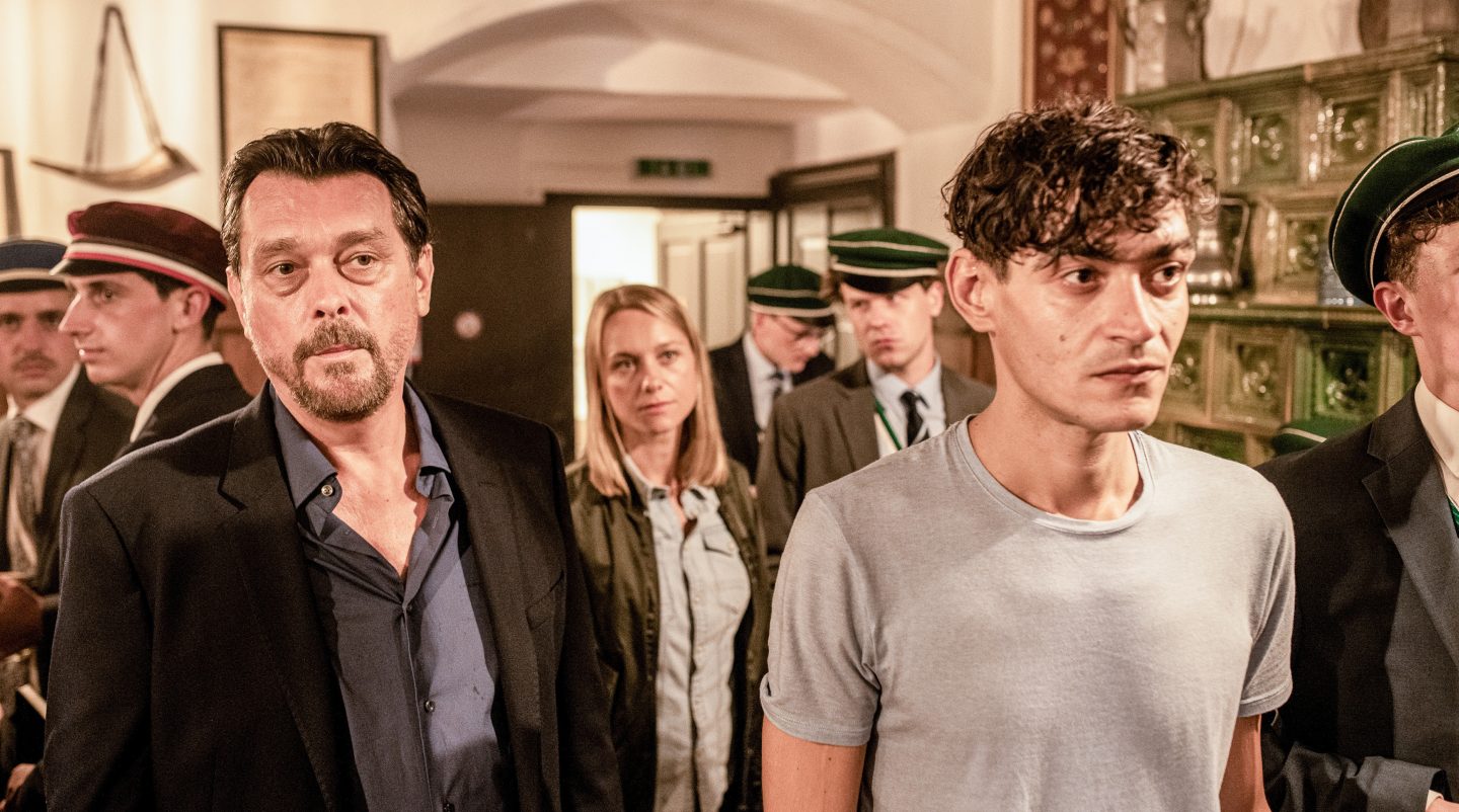 Chefinspektor Sascha Bergmann (Hary Prinz, li.) und seine Kollegin Anni Sulmtaler (Anna Unterberger, mi.) lassen sich von Paul (Josef Mohamed, re.) zu dem Verdächtigen führen.
