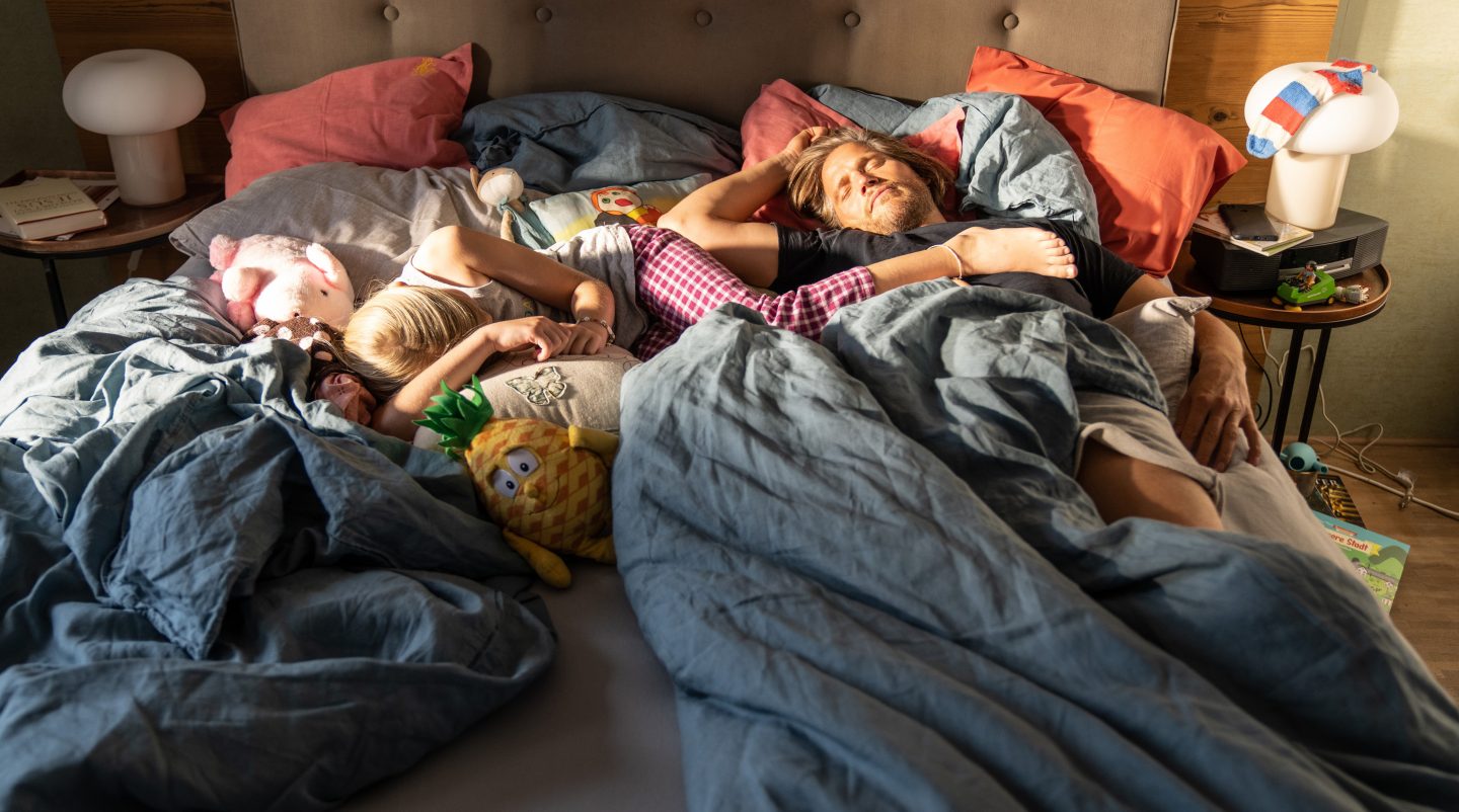 Plötzlich Papa: Mads (Sebastian Ströbel) lebt jetzt seit einem Jahr mit seiner besten Freundin und ihren Kindern zusammen.