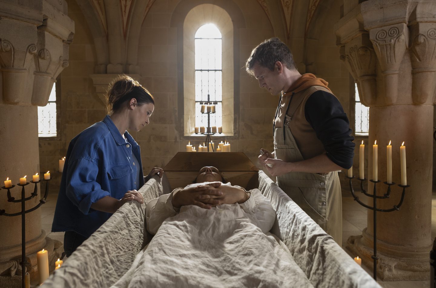 In der Kapelle des Klosters fragt Lisa (Anna Fischer) sich, was Tassilo Hoferichter (Daniel Michel) ihr über den Fall hätte sagen können, wenn sie ihn nicht weggeschickt hätte ...
