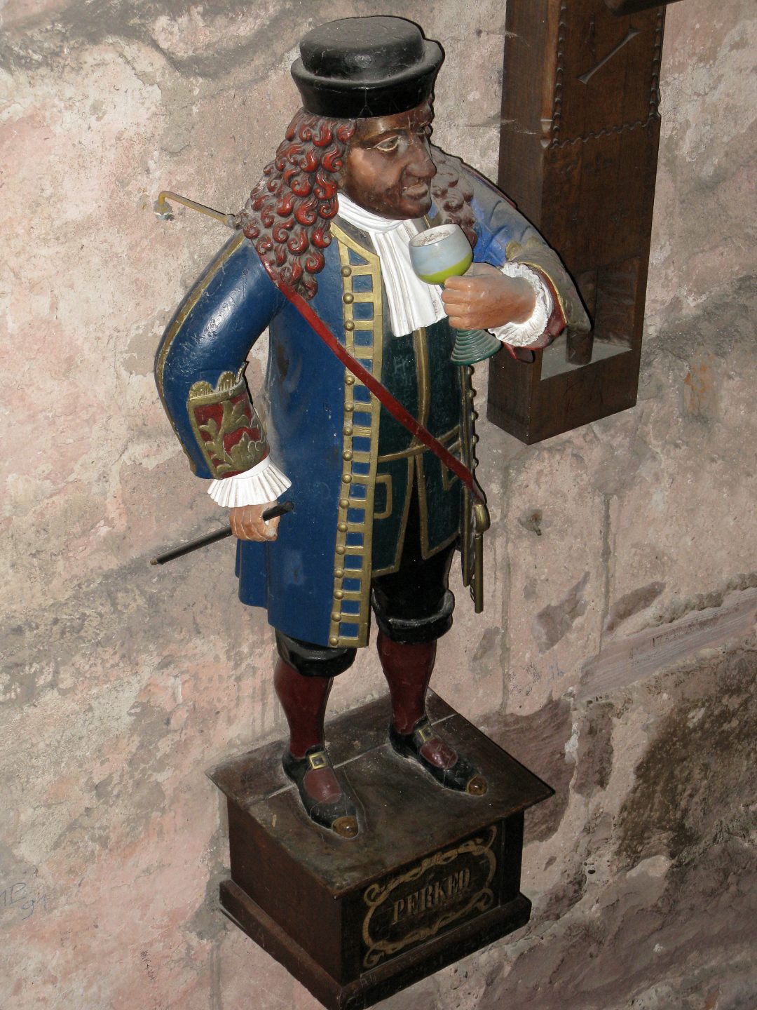 Der kleinwüchsige Perkeo wurde von Kurfürst Carl Philipp zu Beginn des 18. Jahrhunderts an den Heidelberger Hof geholt. Heute bewacht sein Ebenbild das Große Fass.
