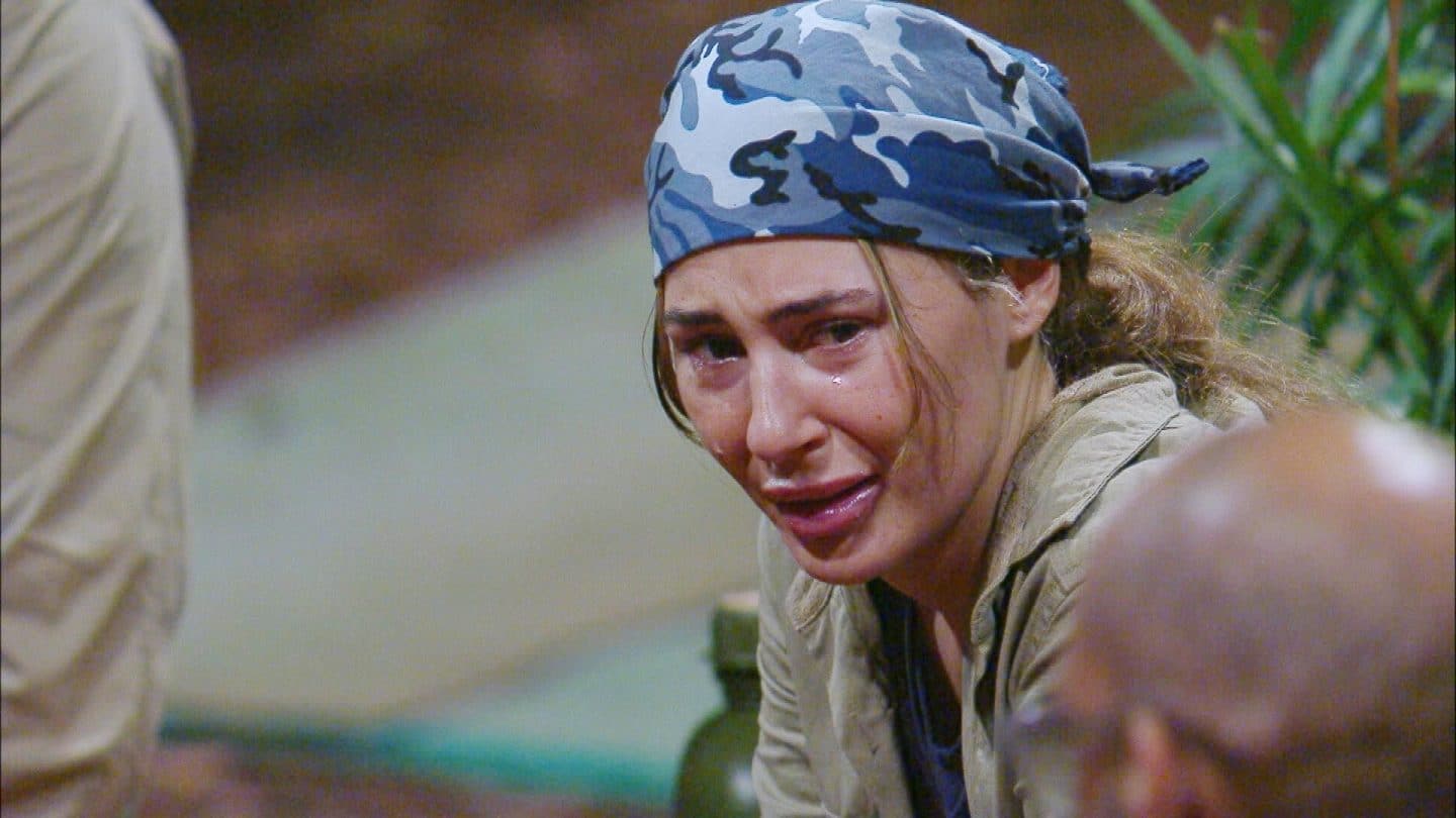 Gegenseitig werden sich die Briefe vorgelesen. "Hallo Amore, Anisa und ich vermissen dich unendlich", liest Pierre Alessia Herren vor.