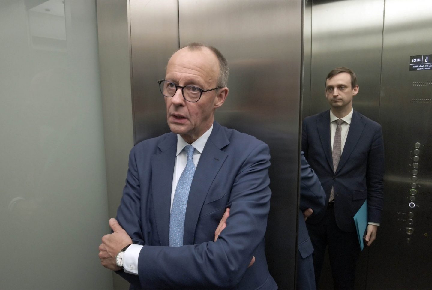 Friedrich Merz (CDU, li.) im Fahrstuhl des Deutschen Bundestages.
