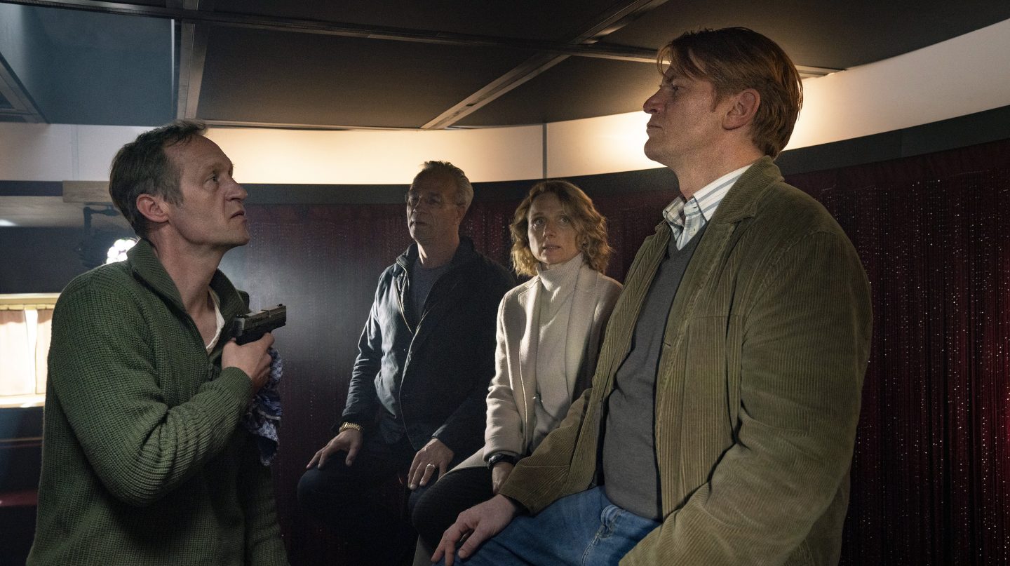 Daniel Huberty (Stephan Kampwirth, l) will Gerechtigkeit. Dazu stellt er in einem Raum des gekaperten Ausflugsschiffes drei seiner Geiseln zur Rede: den Sozialarbeiter Ingo Retzlaff (Enno Kalisch), die Oberstaatsanwältin Dr. Svenja Poulsen (Christina Große) und Kommissar Max Ballauf (Klaus J. Behrendt; v.r.).
