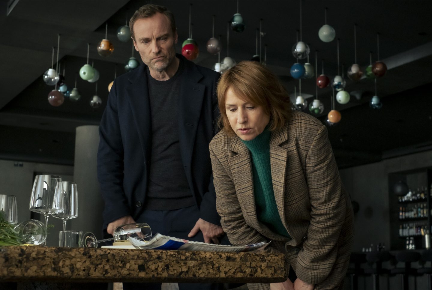 Ein Attentat auf einen Lebensmittel-Lobbyisten entpuppt sich als Beginn einer Mordserie, die Bonard und Karow mitten ins politische Berlin führt, zu einem Ermittlungsausschuss, aber auch zu einer Menschenrechts-Gruppe. Eine führende PR-Beraterin wird direkt vor Karows Augen erschossen, der Täter scheint dem Ermittlerteam ständig einen Schritt voraus zu sein. - Ratlos untersuchen Susanne Bonard (Corinna Harfouch, re.) und Robert Karow (Mark Waschke, li.) den zweiten Tatort.
