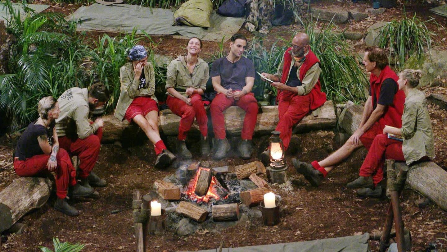 Gegenseitig werden sich die Briefe vorgelesen. V.l.: Edith Stehfest, Maurice Dziwak, Alessia Herren, Lilly Becker, Timur Ülker, Pierre Sanoussi-Bliss, Jörg Dahlmann und Anna-Carina Woitschack.