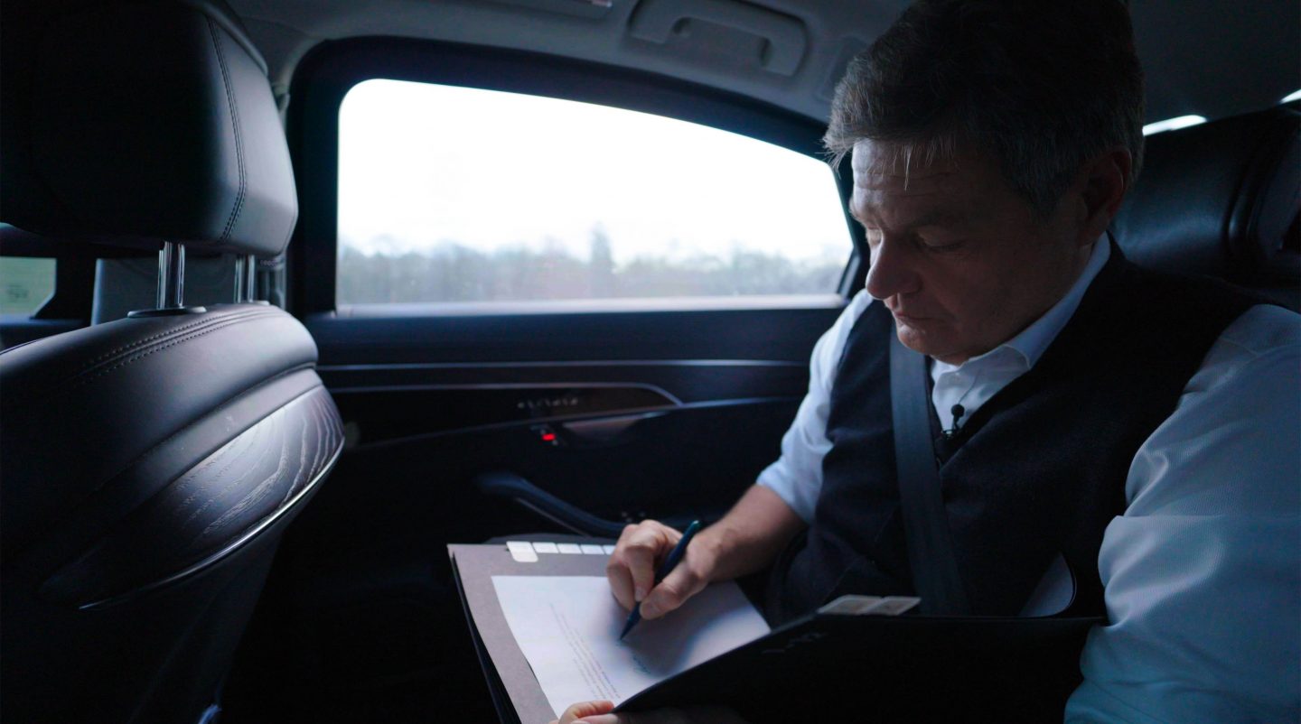 Der Wahlkampf 2025 gilt als der kürzeste, intensivste und wohl kontroverseste in der Geschichte der Bundesrepublik. Inmitten einer Vertrauenskrise, wirtschaftlicher Unsicherheit und politischer Verwerfungen rückt die neue WDR-Dokumentation "Die Vertrauensfrage – Wer kann Deutschland regieren?" (19. Februar, 22:15 Uhr) die entscheidenden Akteure ins Rampenlicht.