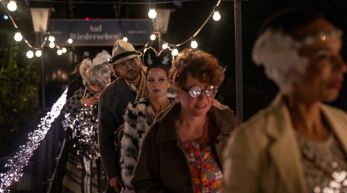 René (Franziska Wulf, 3. v. re.) kommt mit Mads (Sebastian Ströbel.) auf die Architekten-Feier.