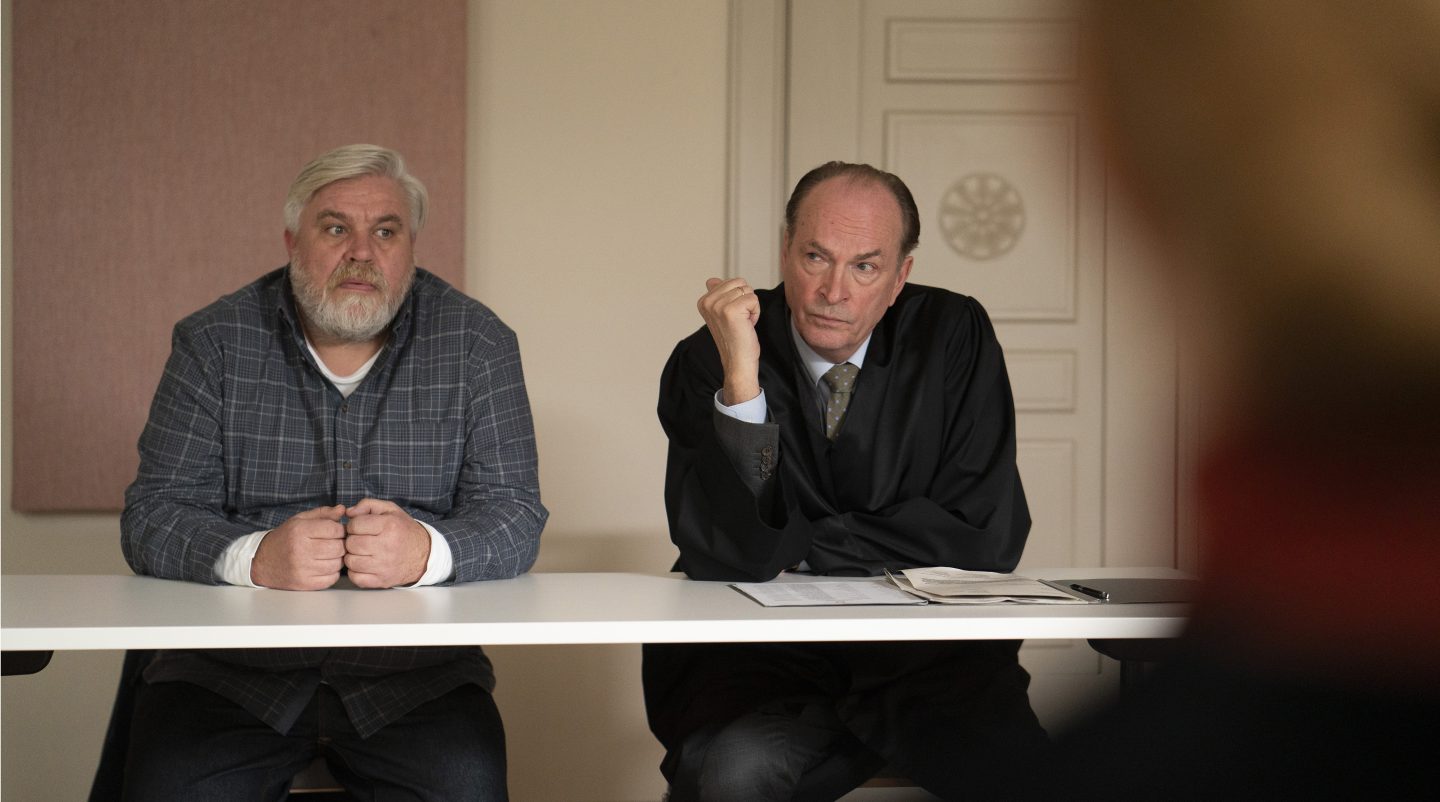 Anwalt Markus Gellert (Herbert Knaup, r.) verteidigt den Ex-Häftling Wolfgang Helmer (Aljoscha Stadelmann, l.), der beschuldigt wird, einen jungen Mann im Streit erschlagen zu haben.
