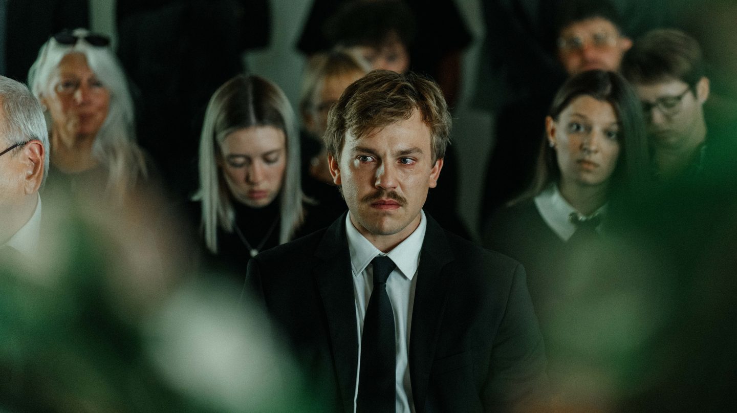 Tobias Berghoff (David Richter, M.) bei der Beerdigung seiner Frau, deren Mörder bisher nicht gefunden werden konnte.
