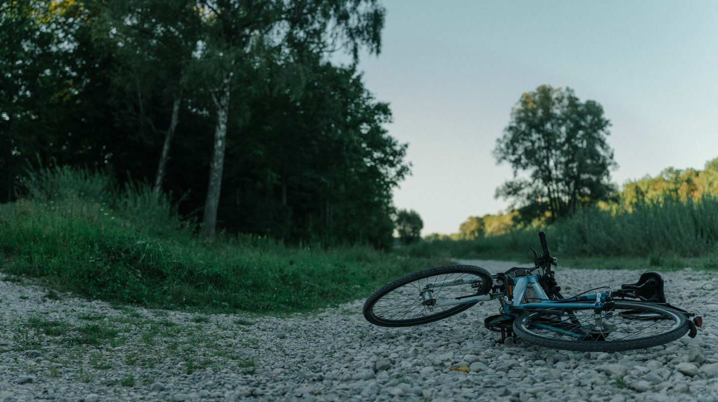 Das Fahrrad der Getöteten liegt noch dort, wo sie überfallen wurde…
