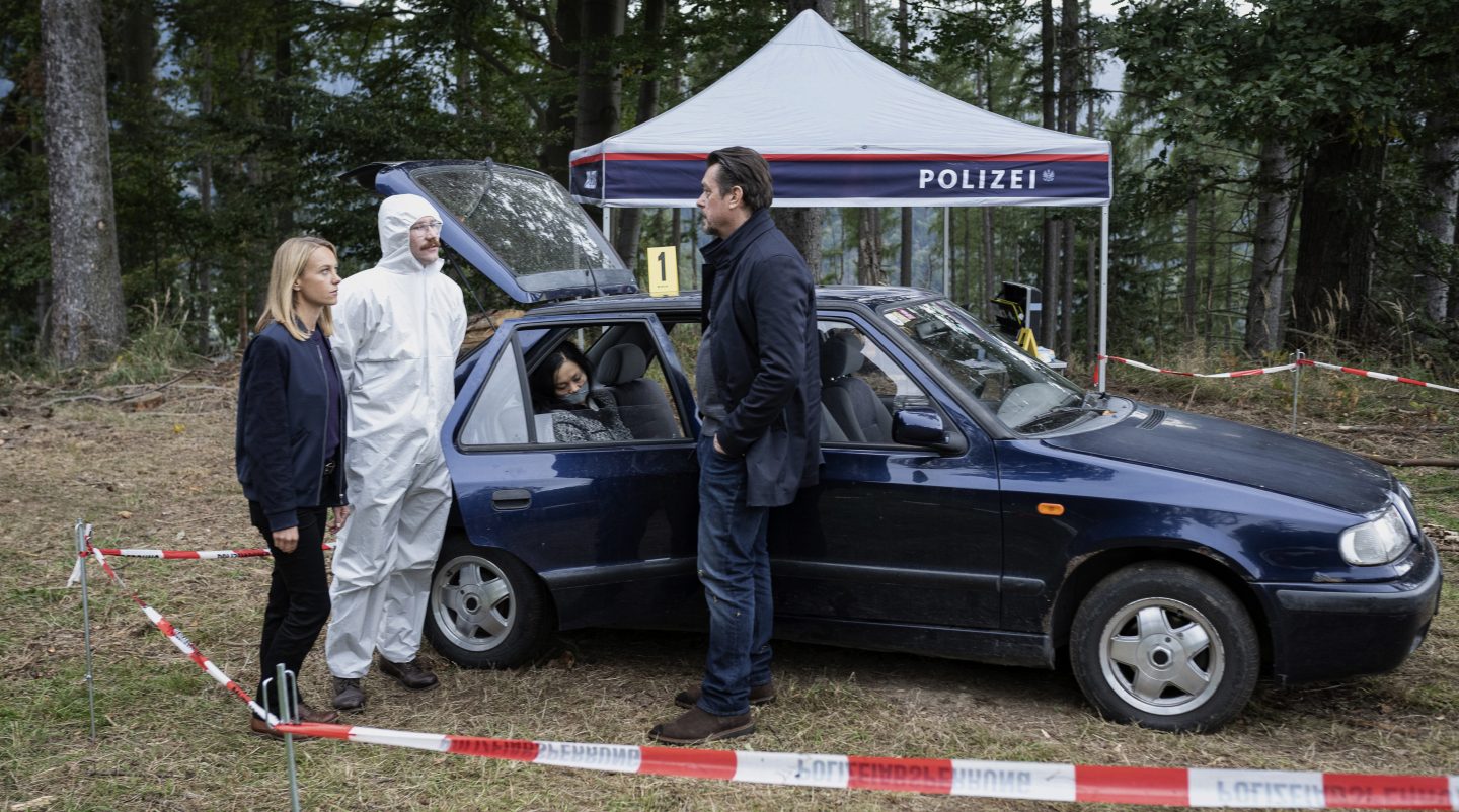 Nach der Entführung finden Sascha Bergmann (Hary Prinz, re.), Anni Sulmtaler (Anna Unterberger, li.) und Bernd Kofler (Christoph Kohlbacher, 2. v. li.) die Geisel Dan-Linh (Yvonne Yung Hee Bormann, 2. v. re.) tot.