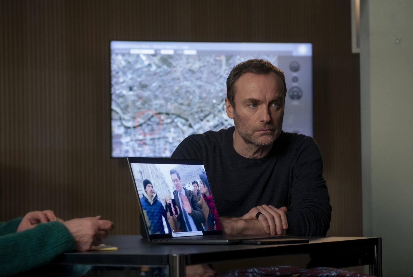 Ein Attentat auf einen Lebensmittel-Lobbyisten entpuppt sich als Beginn einer Mordserie, die Bonard und Karow mitten ins politische Berlin führt, zu einem Ermittlungsausschuss, aber auch zu einer Menschenrechts-Gruppe. Eine führende PR-Beraterin wird direkt vor Karows Augen erschossen, der Täter scheint dem Ermittlerteam ständig einen Schritt voraus zu sein. - Robert Karow (Mark Waschke) konfrontiert Soraya Barakzay mit dem Video, in dem sie den ermordeten Jürgen Weghorst beschimpft.
