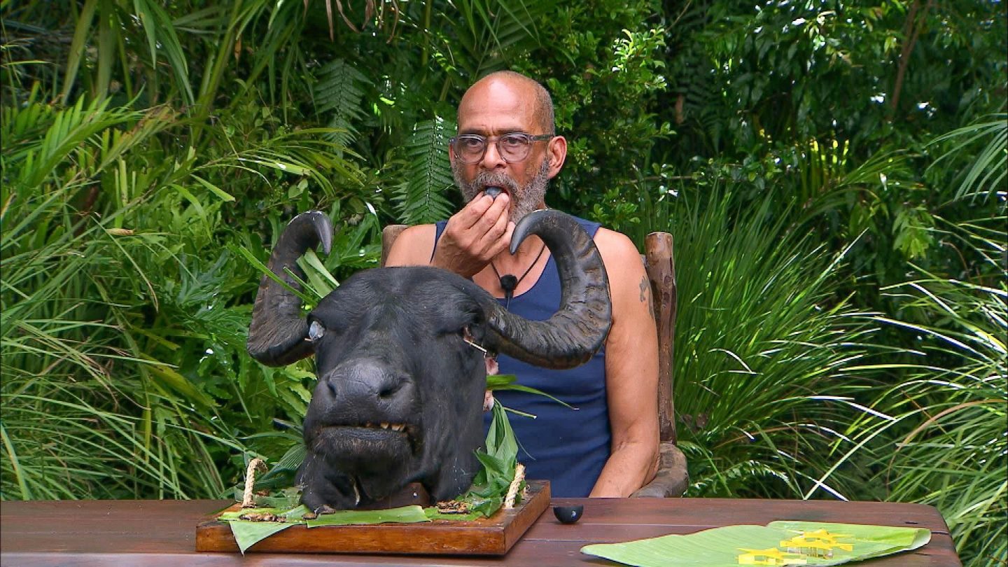 Gang 4: Ein Büffel-Auge direkt aus dem Kopf statt Tiramisu & Brownies mit Früchten. Doch hier scheitert Pierre Sanoussi-Bliss  nach dem Runterschlucken kommt es wieder hoch.
